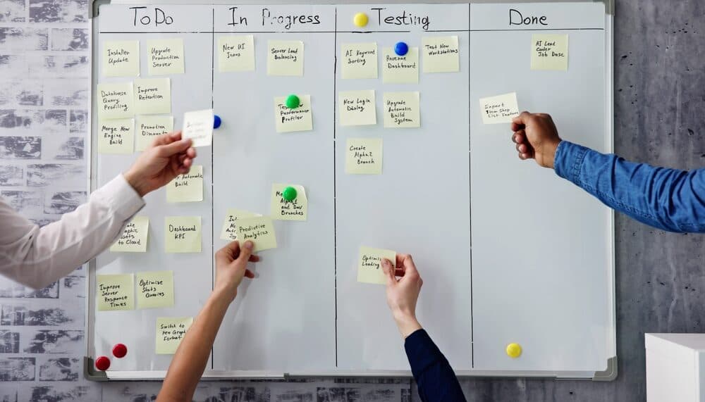 Kanban Comercial do DECK com leads distribuídos por etapa do funil de vendas imobiliário